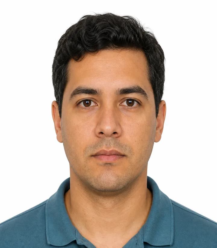 Finished compliant Brazil passport photo (50 x 70 mm) on a plain background