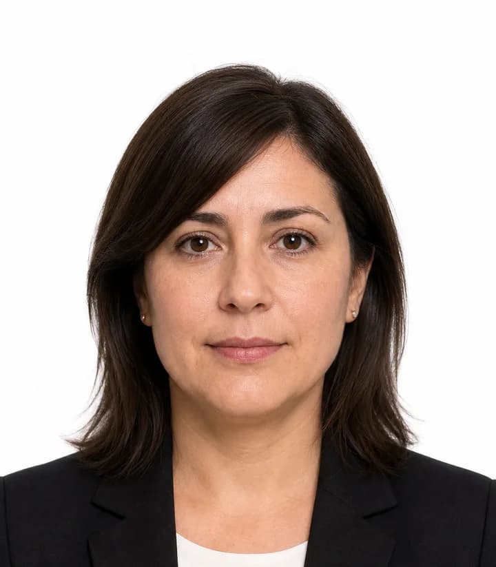 Finished compliant Chile passport photo (40 x 50 mm) on a plain background