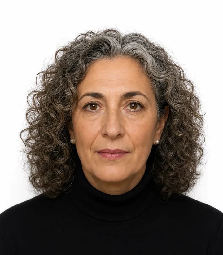 Finished compliant Italy passport photo (35 x 45 mm) on a plain background
