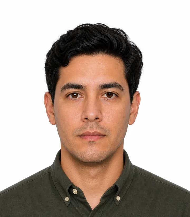 Finished compliant Mexico passport photo (35 x 45 mm) on a plain background