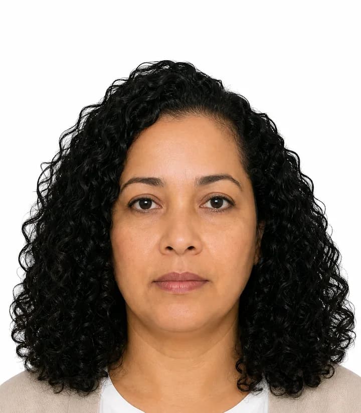 Finished compliant Panama passport photo (35 x 45 mm) on a plain background