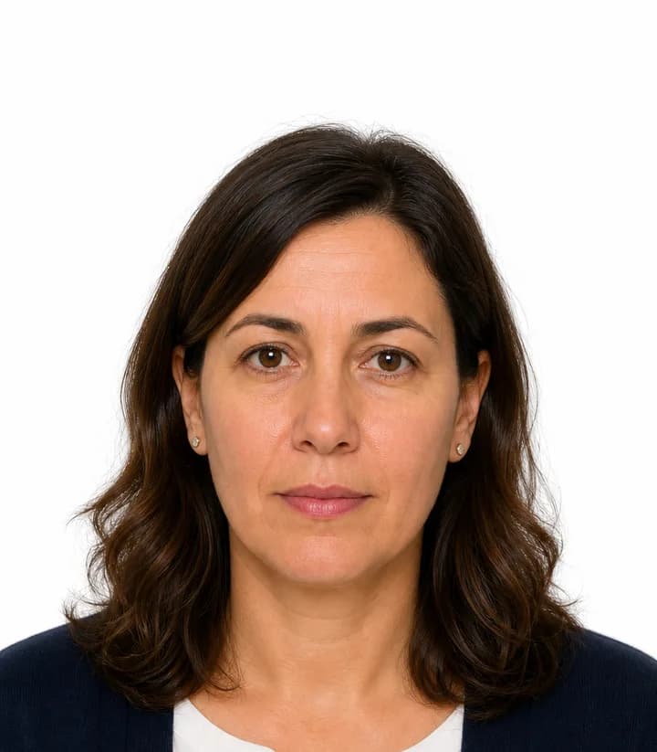 Finished compliant Spain passport photo (26 x 32 mm) on a plain background